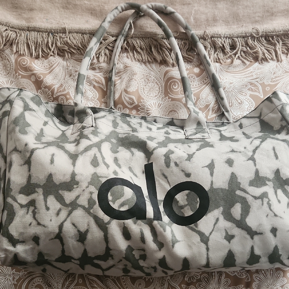 ALO Yoga Women's Gray Tie-Dye Tote Bag - Picture 3 of 3